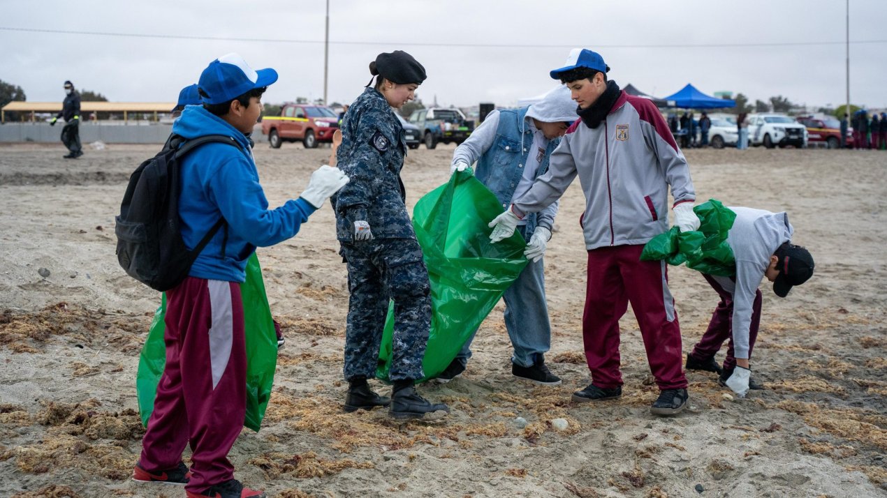 /caldera-se-suma-al-dia-internacional-de-limpieza-de-playas-con-masivo