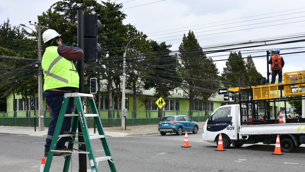 /municipio-refuerza-mantencion-de-semaforos-en-punta-arenas