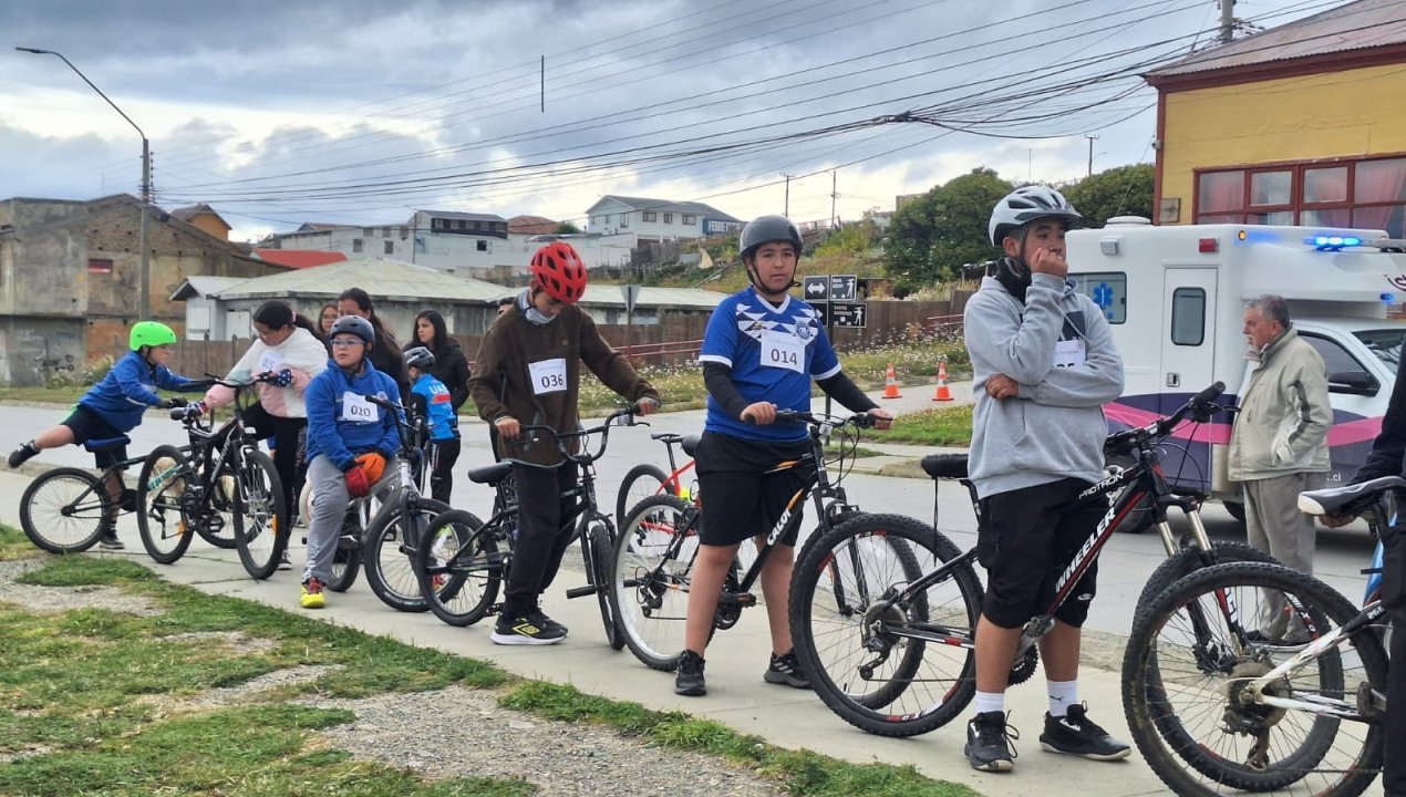 /mas-de-80-ninos-y-ninas-de-porvenir-participan-en-competencia-de-ciclismo