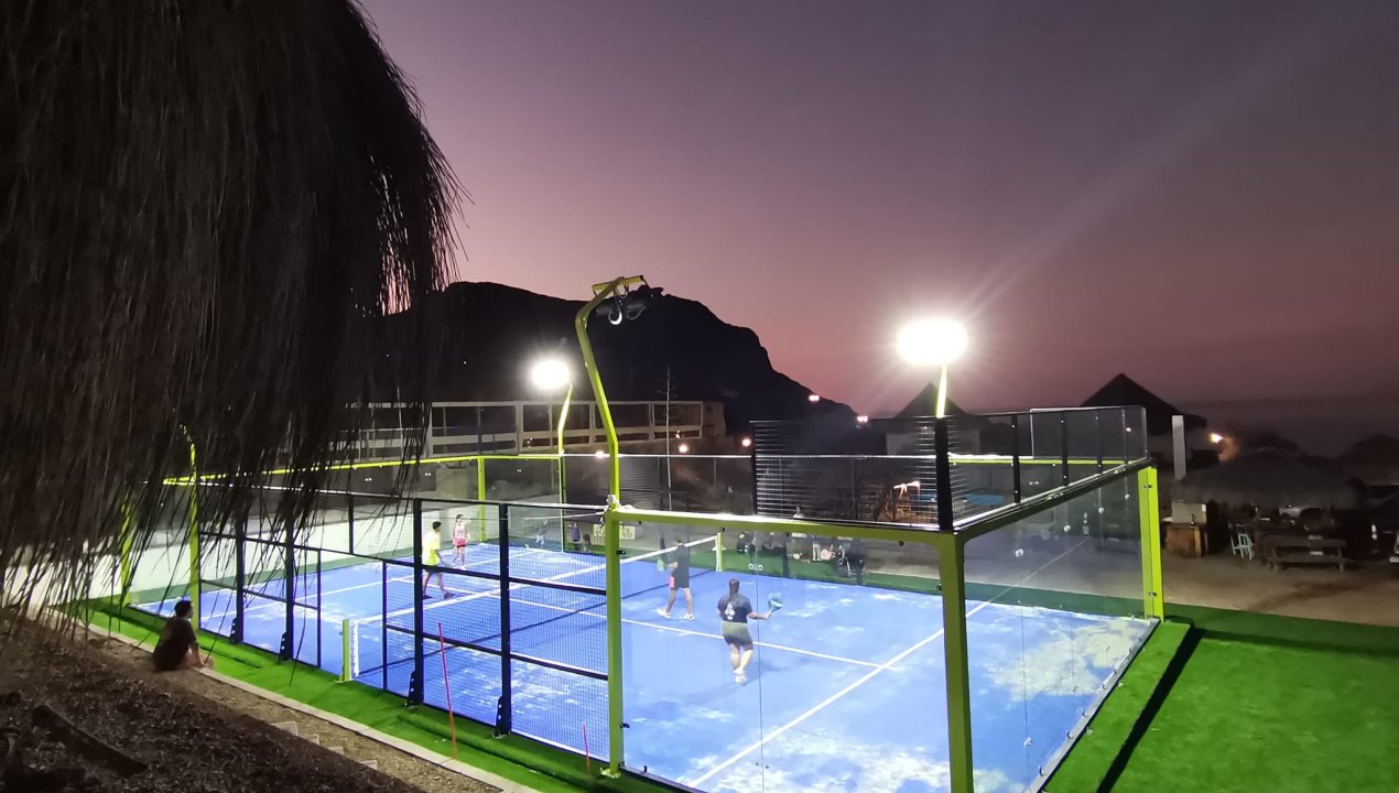 /taltal-cabanas-caleta-hueso-implemento-en-su-recinto-turistico-cancha-de-padel-de-estandar-internacional