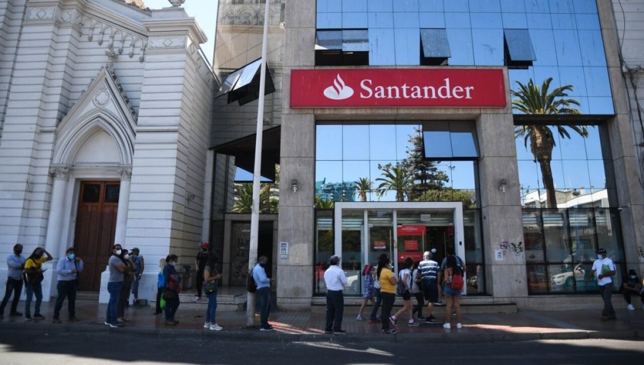 /actualidad/economia/sernac/sernac-oficia-a-grupo-santander-tras-masiva-filtracion-de-datos-de-clientes