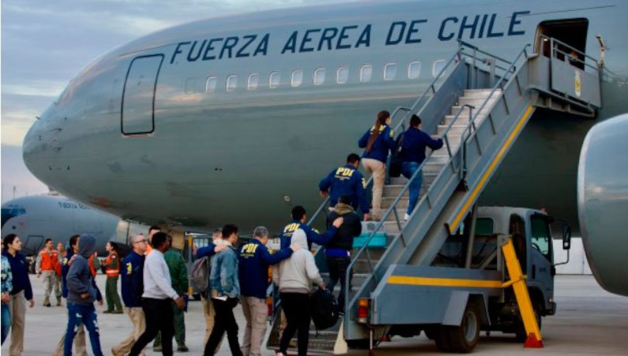 /actualidad/relaciones-exteriores/crisis-migratoria/ejecutan-expulsion-de-34-migrantes-en-vuelo-de-la-fach-sujetos-contaban