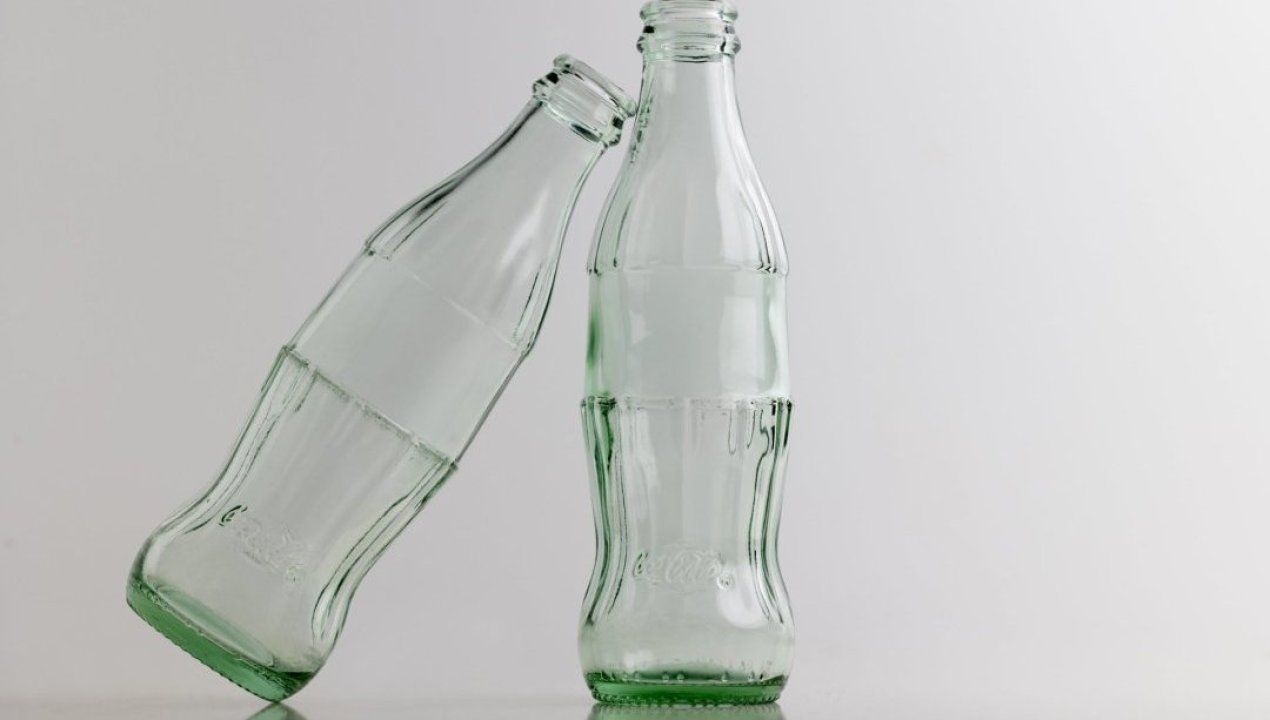 /estudio-revela-que-botellas-de-vidrio-concentran-mas-microplasticos-que-las
