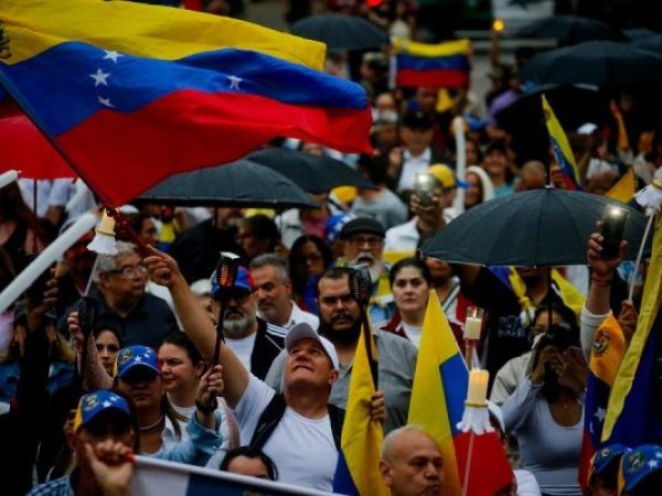 Estudio señala que regularizar a extranjeros venezolanos podría dar buenos resultados económicos en Chile