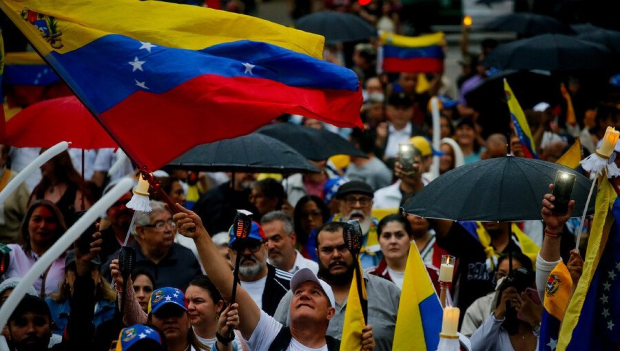 /internacional/venezolanos-en-chile-se-manifiestan-tras-anuncio-de-ofensiva-de-ee-uu-en