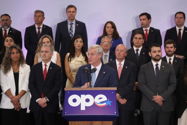 Kast presenta su segunda línea política con predominio de independientes y genera críticas en partidos