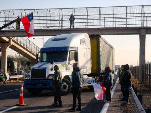 Transportistas descartan paro y advierten traspaso de costos por alza de combustibles