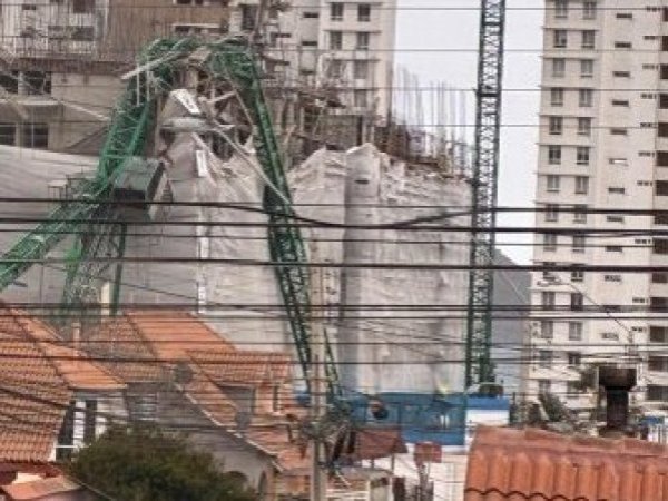 Grúa pluma se desploma por fuertes vientos en Coquimbo