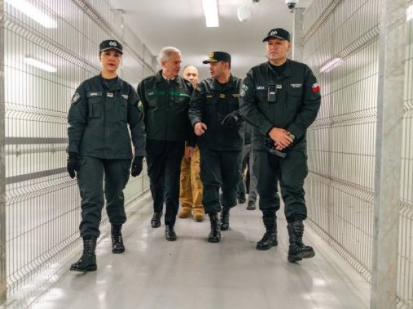Los reos más peligrosos del país llegaron a Talca y Cauquenes: Operativo trasladó casi 700 reclusos