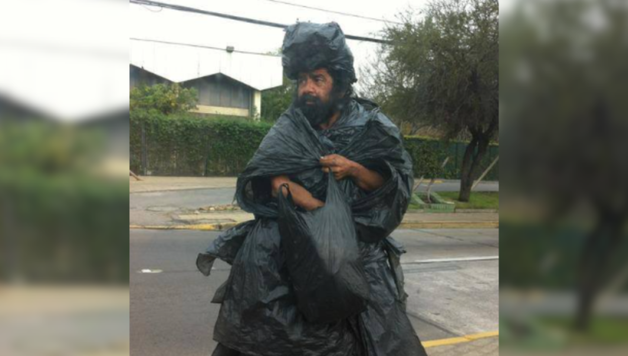 /magazine/murio-guillermo-sandoval-conocido-como-el-hombre-bolsa-en-santiago