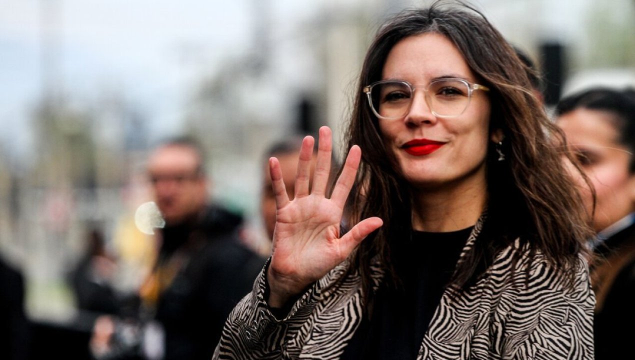 /magazine/video-de-camila-vallejo-bailando-cueca-en-el-parque-o-higgins-se-vuelve